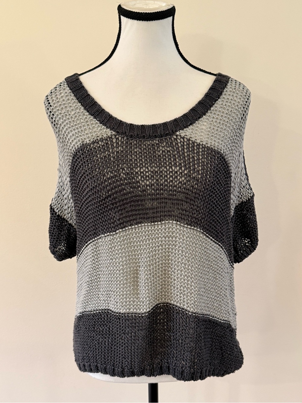 Calvin Klein Two-Tone Black and Light Gray Scoop Neck Knit Top size s/m